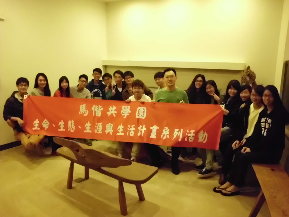 學生們與講者合照。
